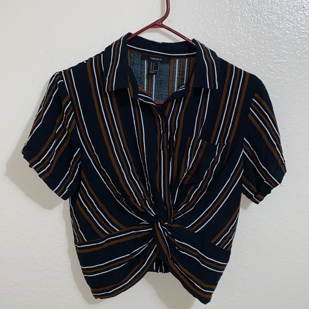 FOREVER 21 BUTTONED CROP